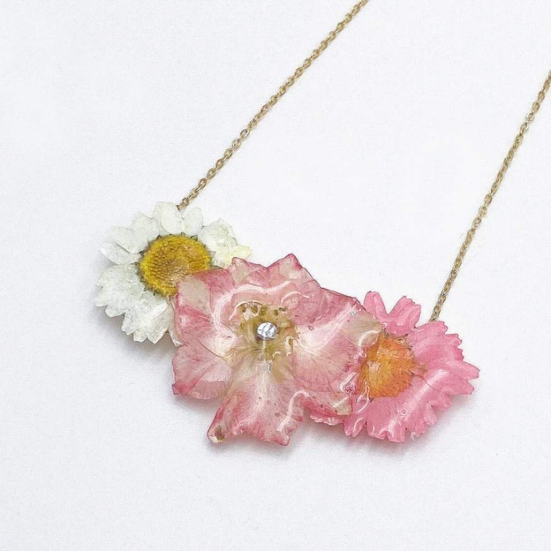 于黄埔天地商铺以电子货币消费满$200或以上，即可换领5月6至7日及5月13至14日举行的「押花捕梦网镜盒」工作坊，又或「立体押花颈链」工作坊一节（见图）。 前者以干花素材结合幼线拼贴，制作捕梦网镜盒; 后者则以花朵配衬制成饰物。 （黄埔天地）