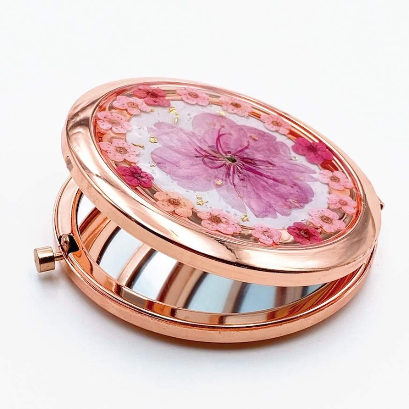 于黄埔天地商铺以电子货币消费满$200或以上，即可换领5月6至7日及5月13至14日举行的「押花捕梦网镜盒」工作坊（见图），又或「立体押花颈链」工作坊一节。 前者以干花素材结合幼线拼贴，制作捕梦网镜盒; 后者则以花朵配衬制成饰物。 （黄埔天地）