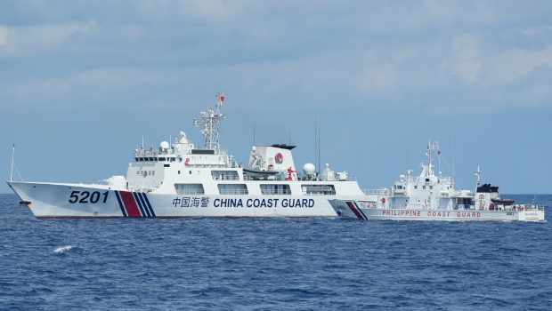 舷号5201的中方海警船4月23日挡住菲律宾巡逻舰