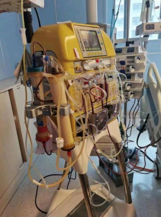 医疗团队为莫妇紧急进行血浆置换。 医疗团队为莫妇紧急进行血浆置换。