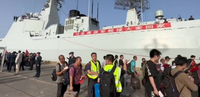 中国军舰在苏丹撤侨。