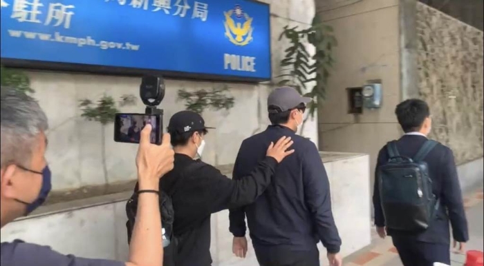韩籍情侣档命案，涉重嫌男友（中）今日首度现身至派出所报到，全程不发一语，全程报到至离去约５分钟。