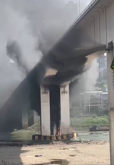 大火被扑灭后黄花园大桥2号墩表面烟熏受损