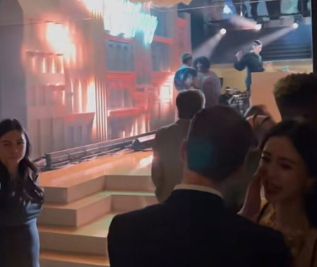 有网民拍到Angelababy与神秘西装男咬耳仔