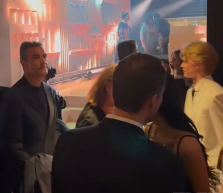 对方还轻抚Angelababy手臂。