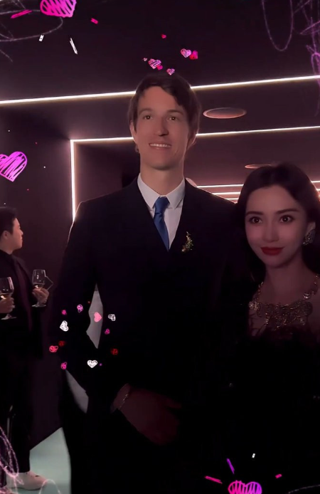 其实该神秘西装男是珠宝品牌Tiffany &Co.的中国CEO，近年Angelababy亦是该品牌的代言人。