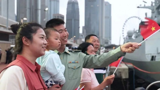 驻港部队中区军用码头升国旗