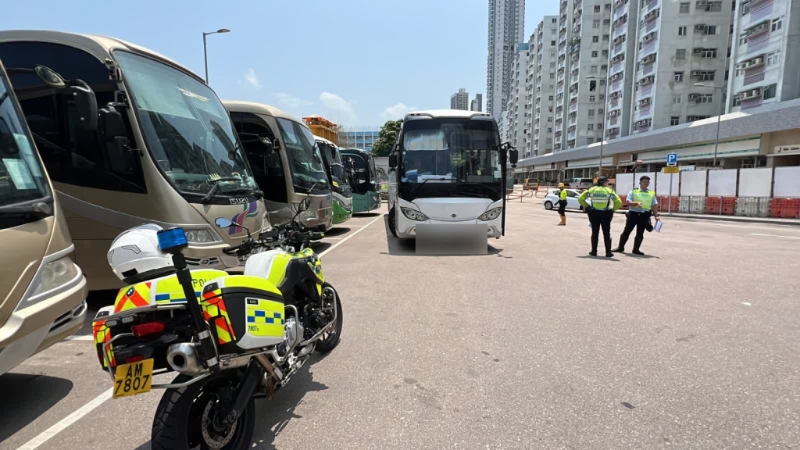 警方初步调查后，以涉嫌危险驾驶导致他人身体受伤，拘捕涉案姓侯的旅游巴司机。