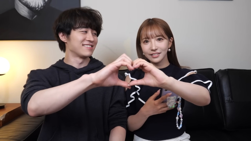 两人还甜蜜比心心。 两人还甜蜜比心心。