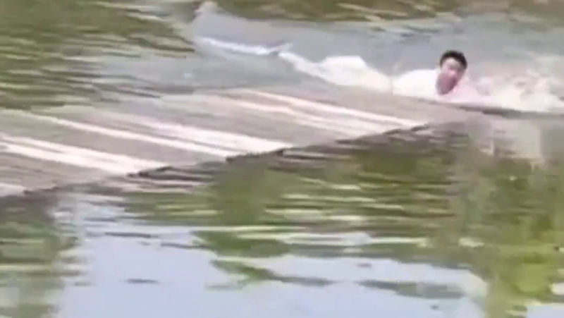 陷入水中 陷入水中