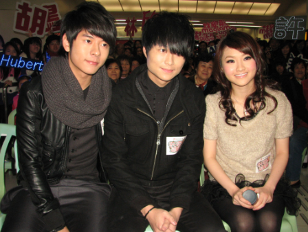 胡鸿钧（中）早年面型较方。