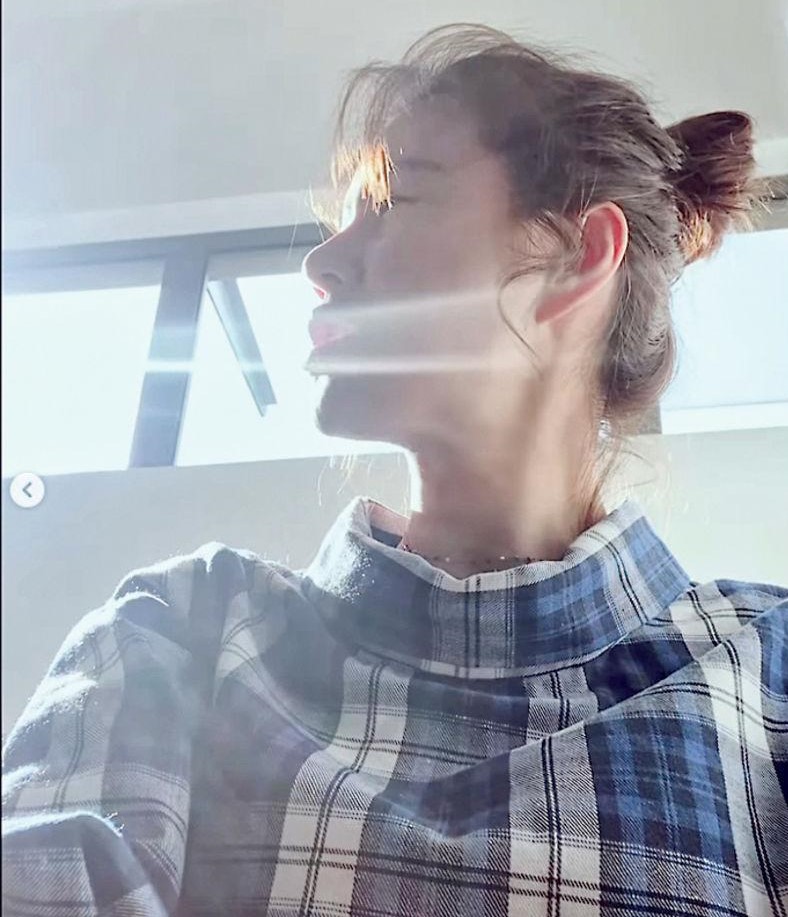 黄翠如早前晒出自拍照，被指鼻梁透光，黄翠如回应网民：&ldquo;我的鼻非常真的。&rdquo;