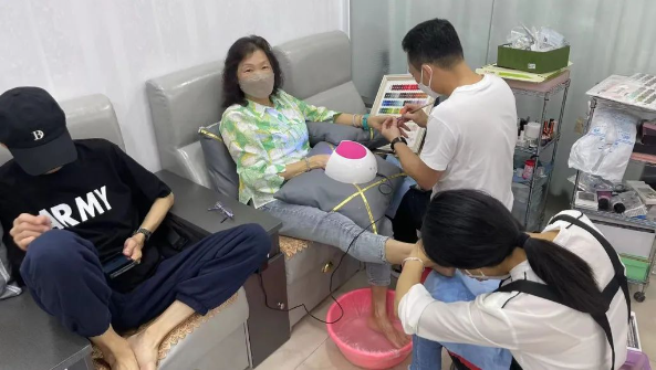 美甲店示意图。