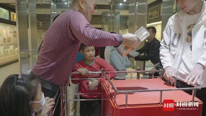 网传影像老伯成功单手拿起的原来是12.5公斤的金砖而非25公斤的。 网传影像老伯成功单手拿起的原来是12.5公斤的金砖而非25公斤的。