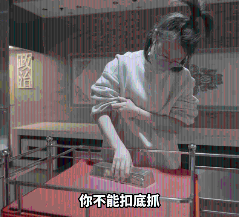 活动规则要单手拿起时只能抓住它上面那个窄面,宽面得朝下。 活动规则要单手拿起时只能抓住它上面那个窄面,宽面得朝下。