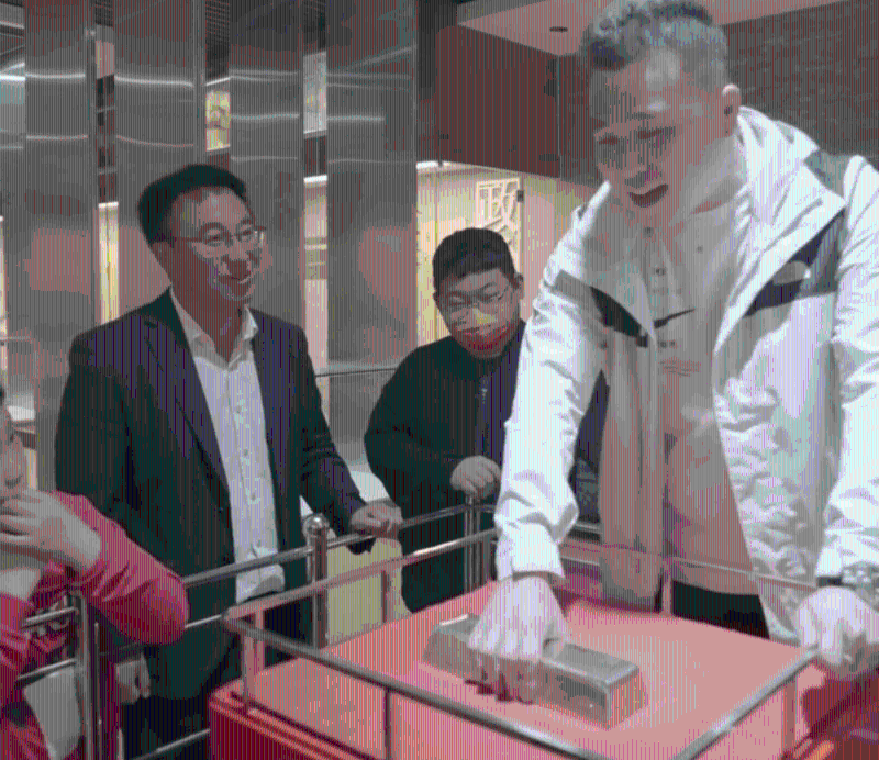 “单手拿起25kg金砖可带走”的挑战从来没有人挑战成功。 “单手拿起25kg金砖可带走”的挑战从来没有人挑战成功。