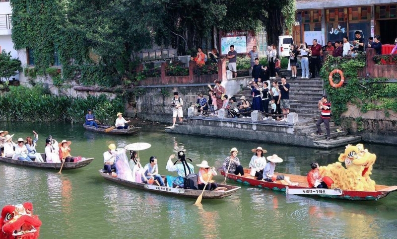 ▲岸上的观众、居民与船上的演员们热烈互动