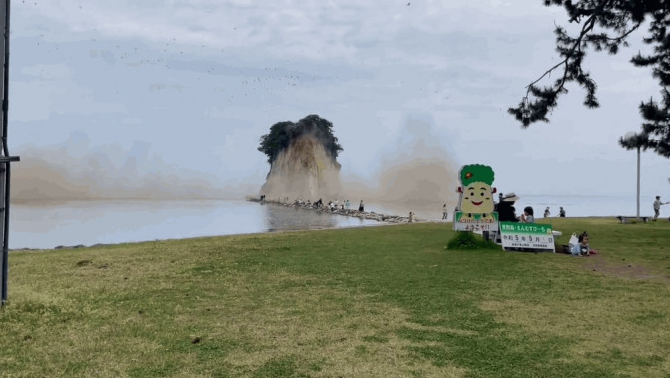 激起大量灰尘 激起大量灰尘