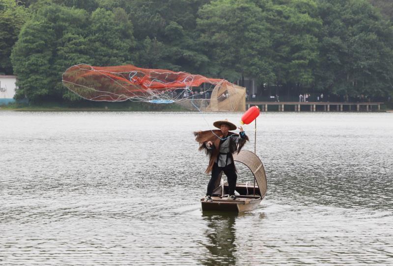 渔翁撒网表演' 渔翁撒网表演'