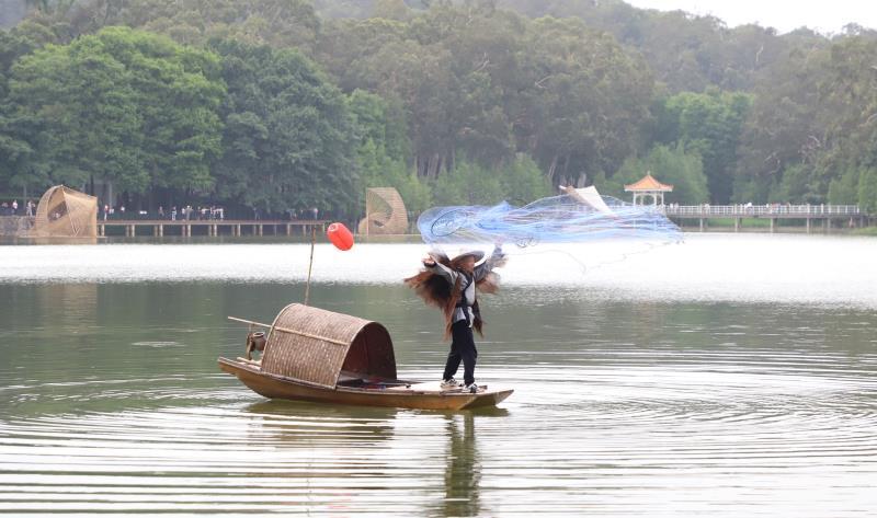 渔翁撒网表演。 渔翁撒网表演。