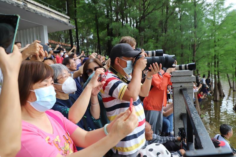 表演吸引了众多摄影发烧友 表演吸引了众多摄影发烧友