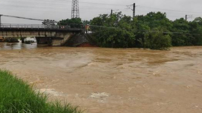 江西丰城河堤溃口4村庄被淹逾200人受灾