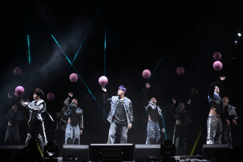 周杰伦结合篮球和舞蹈来演绎一曲《斗牛》。