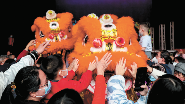 今年春节期间，广州文化公园与广州市龙狮协会南国醒狮团共同举办春节龙狮表演活动