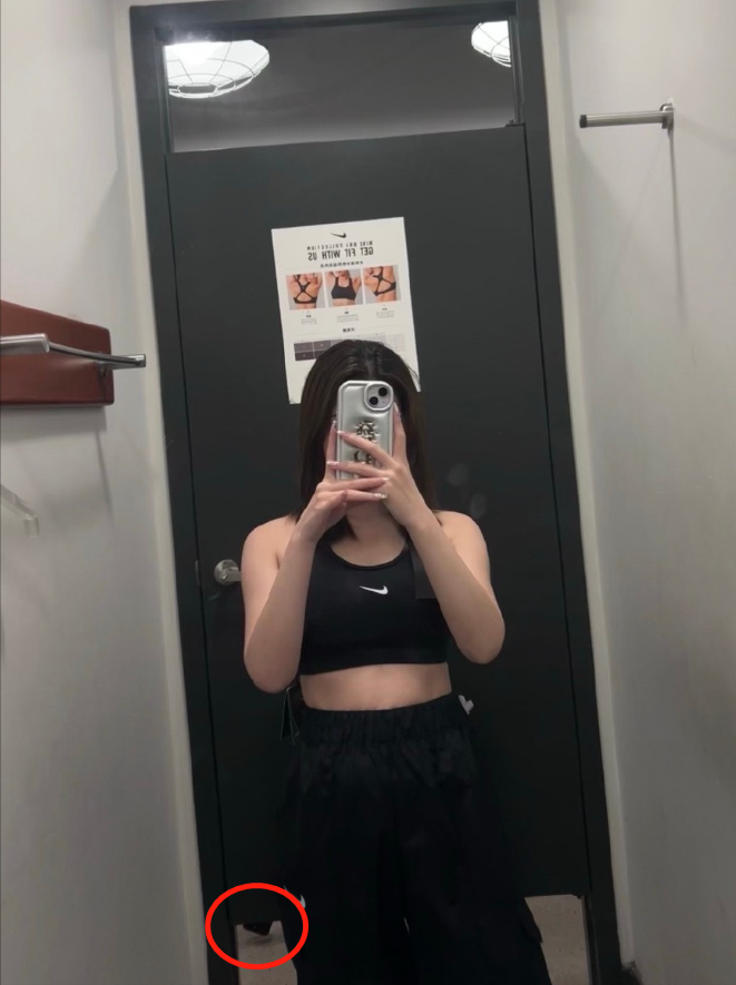 女子称在上海一Nike试身室4分钟被偷拍3次，自拍影到偷拍手机，员工却称当时没有其他人在场。