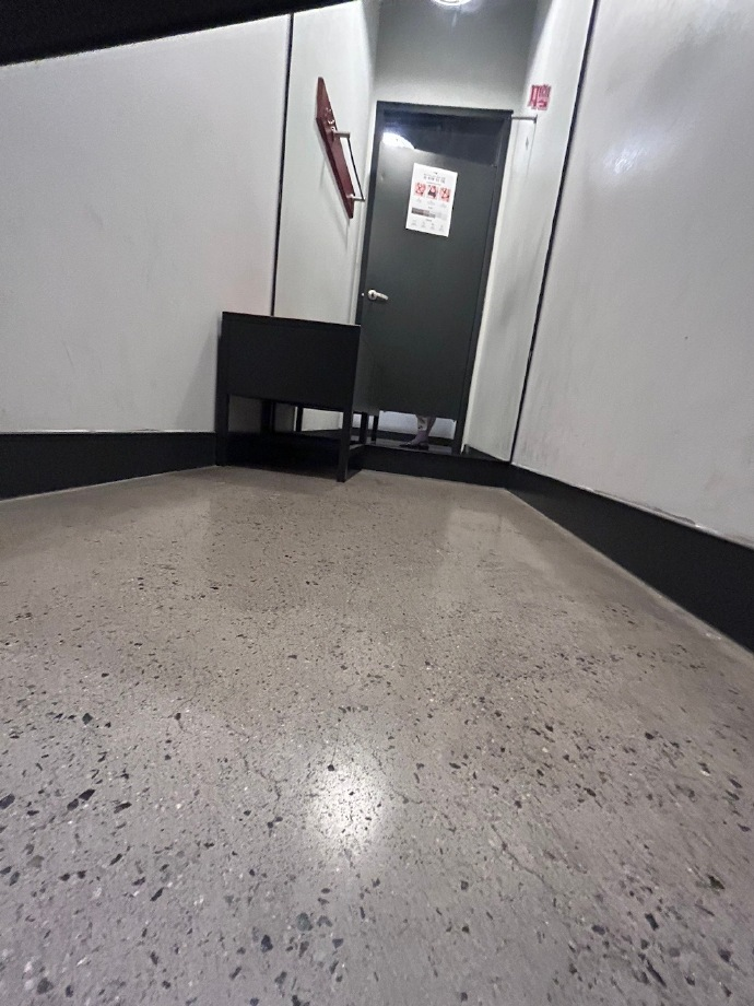 当事人称回到事发的试身室以同样的角度看看他能拍到什么，结果里面的情况看的一清二楚。