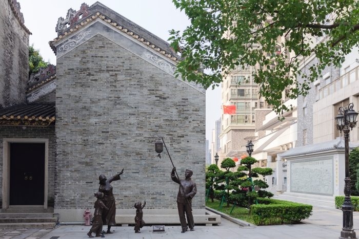 猎德村历史文化长廊里的雕塑作品《挂灯》 猎德村历史文化长廊里的雕塑作品《挂灯》