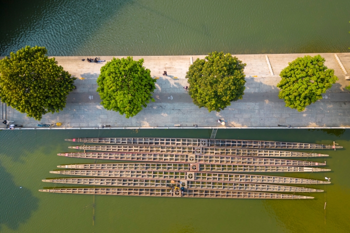 猎德涌上,静待参加端午竞渡的龙舟 猎德涌上,静待参加端午竞渡的龙舟