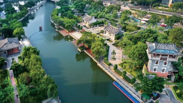 猎德涌潺潺流过,两岸树木青葱,绿意盎然 猎德涌潺潺流过,两岸树木青葱,绿意盎然