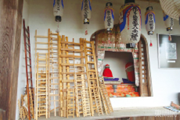 为了祈求止夜尿，很多父母都会特别订做梯子，亲自运上山来参拜。