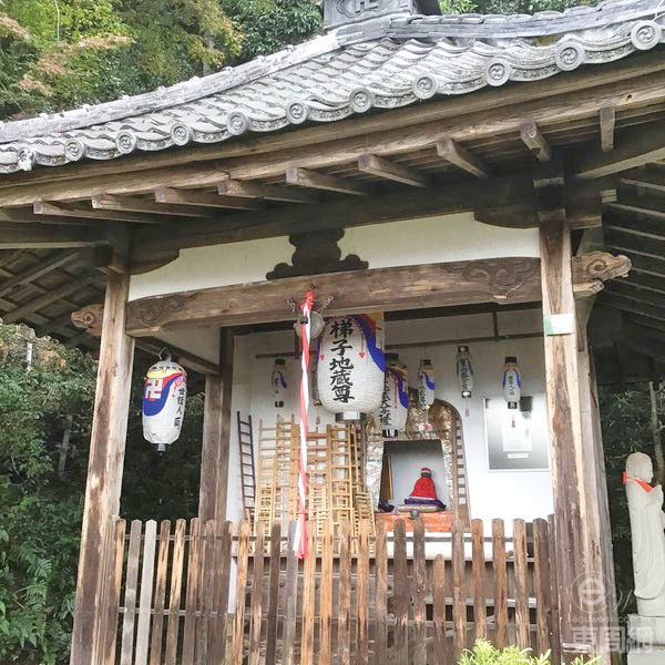 梯子地藏位置较为偏僻，要上山兼行一段泥地山路。