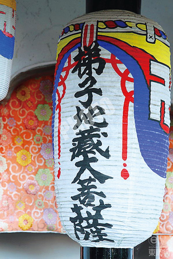 日本人参拜的地藏和我们的认知略有不同，这个地藏传说中本是一名小和尚，一直受夜尿问题所苦，死后就成为了菩萨保佑世人。