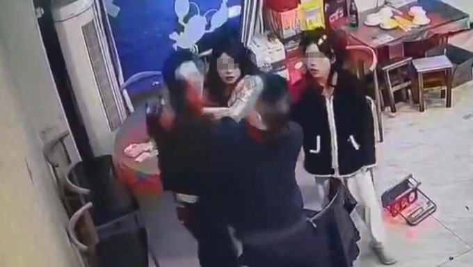 江西公职人员让邻桌女子陪酒 江西公职人员让邻桌女子陪酒