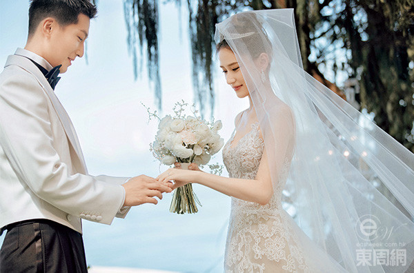 窦骁和何超莲在兔年结为夫妇,时机十分适宜。 窦骁和何超莲在兔年结为夫妇,时机十分适宜。