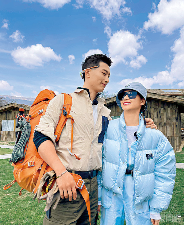 窦骁拍过不少剧集,人气极高和何超莲十分合衬。 窦骁拍过不少剧集,人气极高和何超莲十分合衬。