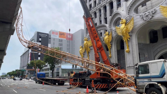 吊臂坠落砸进捷运车站 吊臂坠落砸进捷运车站