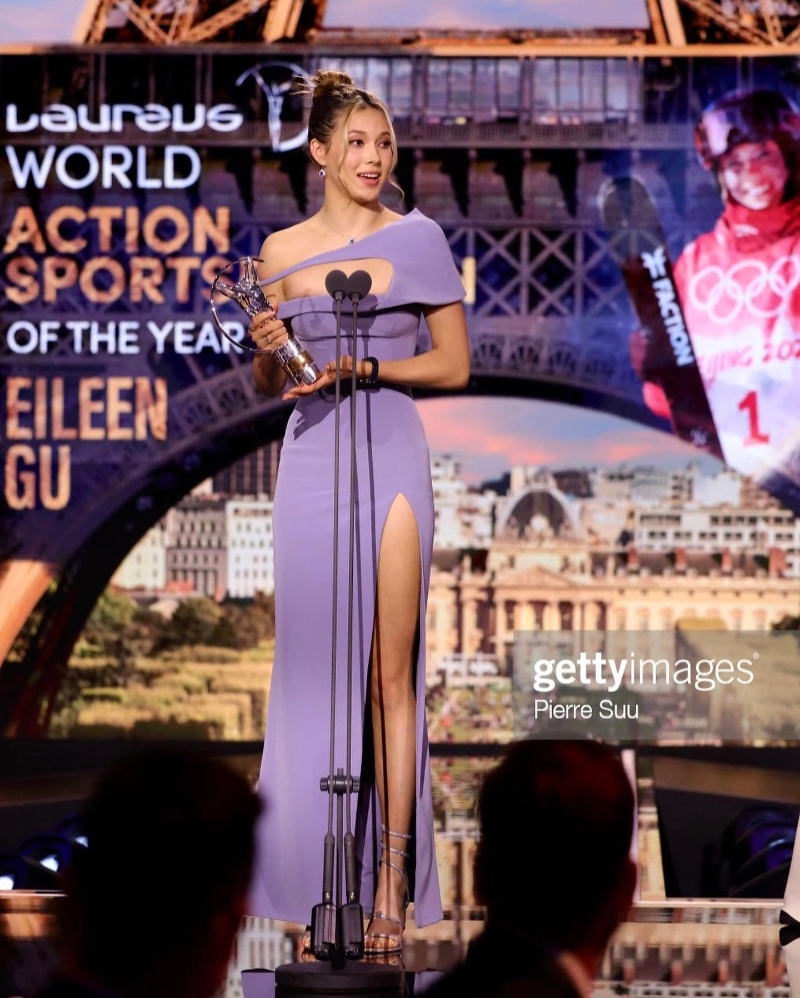 谷爱凌在巴黎举办的劳伦斯世界体育奖上获得“年度最佳女运动员奖”