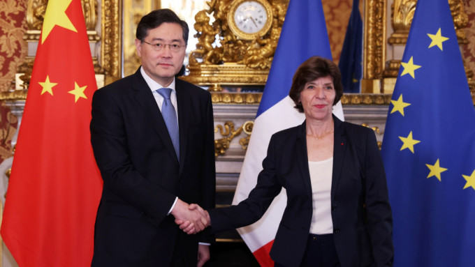 秦刚抵法国晤科隆纳 秦刚抵法国晤科隆纳