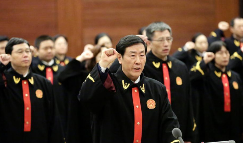 沈德咏曾身穿法官制服带领最高法院法官宣誓。
