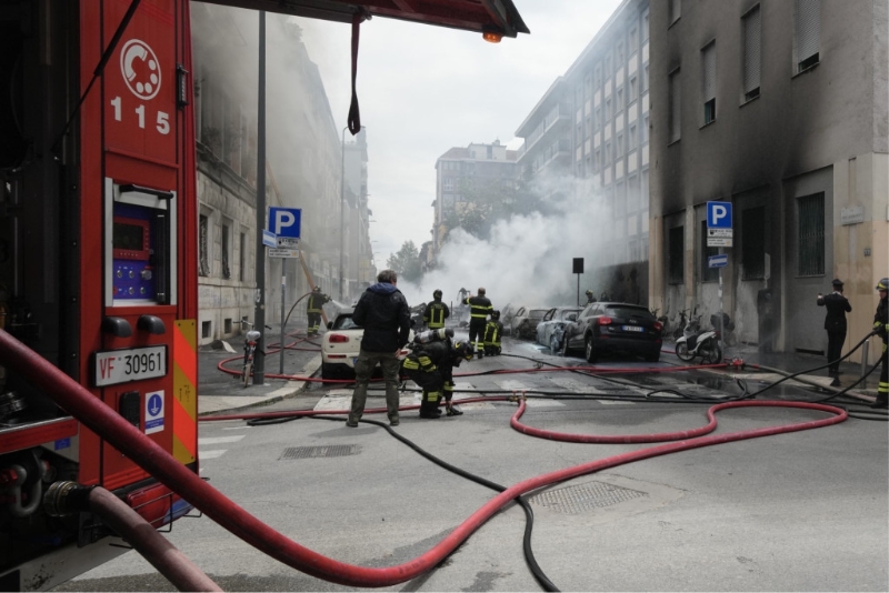 米兰市中心爆炸引发大火，消防员到场灌救
