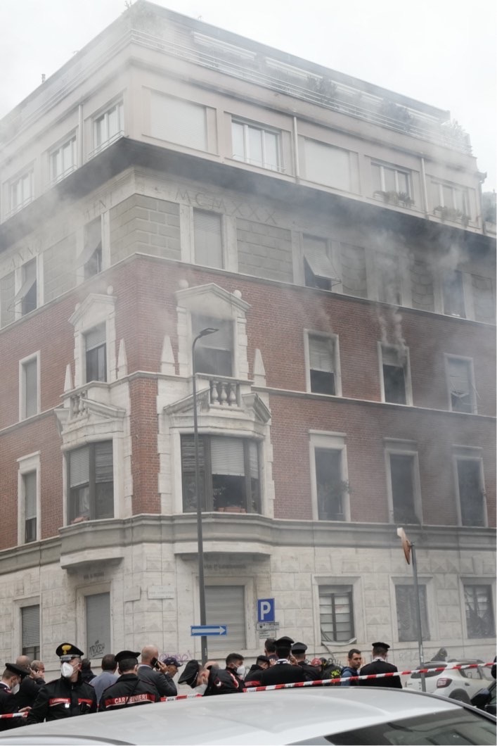 受爆炸波及，邻近建筑物窗户冒烟