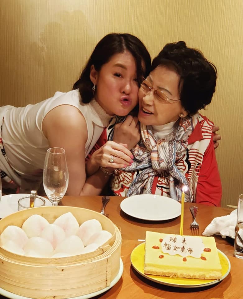 陈淑兰于母亲节前在报章的专栏中自揭身世,指在母亲离世前数月才得知自己跟母亲并无血缘关系。 陈淑兰于母亲节前在报章的专栏中自揭身世,指在母亲离世前数月才得知自己跟母亲并无血缘关系。