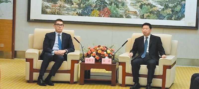 连胜文(左)与宋涛(右)会面 连胜文(左)与宋涛(右)会面