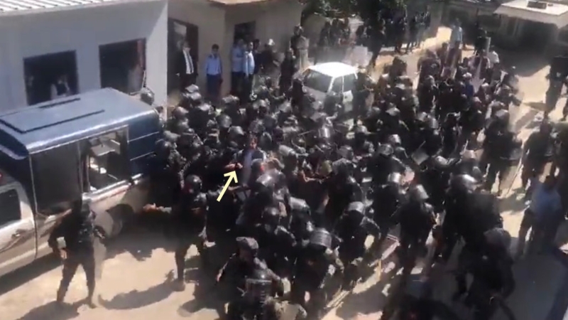 伊姆兰汗被夹走 伊姆兰汗被夹走