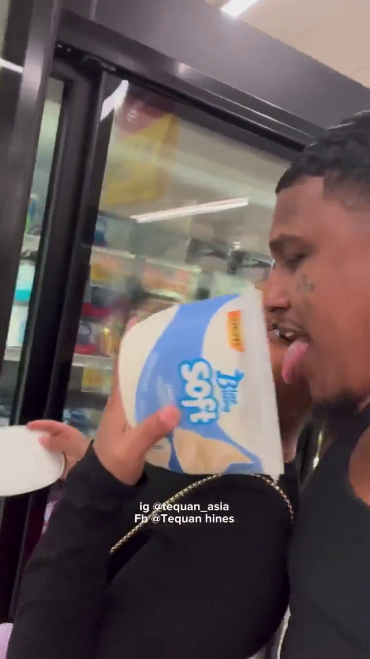 男子伸出舌头 男子伸出舌头