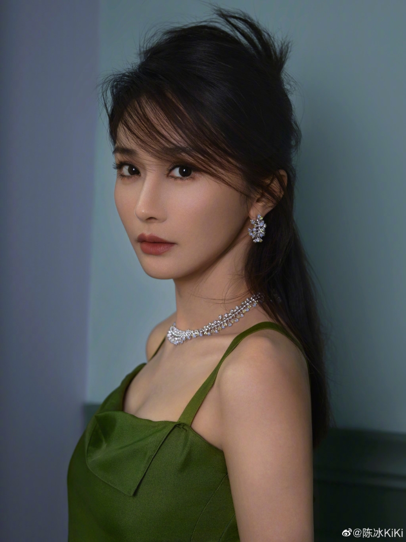 陈冰在《乘风2023》演唱歌手戴爱玲的《空港》,受到许多好评。 陈冰在《乘风2023》演唱歌手戴爱玲的《空港》,受到许多好评。